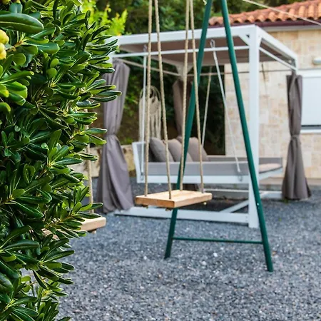 Lägenhet Chic & Spacious House In Rodia Heraklion