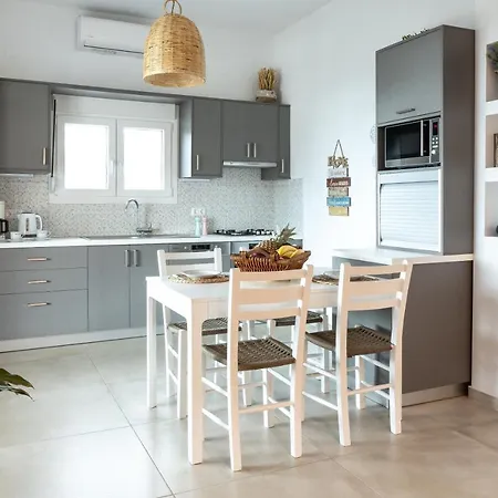 Chic & Spacious House In Rodia *